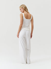 camille-white-tank_model_2025_B
