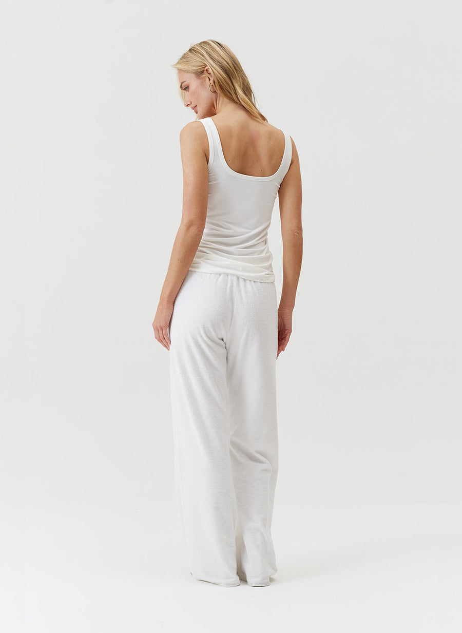 camille-white-tank_model_2025_B