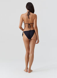 cancun-black-bikini_model_2026_B