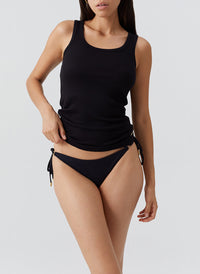 cora-black-vest_model_2026_F
