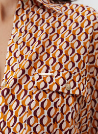 ariel-retro-shirt_model_2027_closeup 