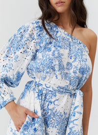 autumn-coastal-navy-dress_model_2026_closeup 