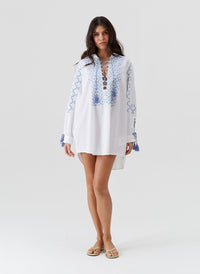 ayla-white-blue-top_model_2026_F 