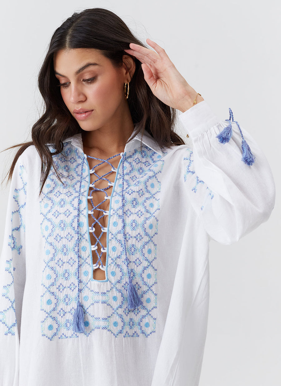 ayla-white-blue-top_model_2026_closeup 