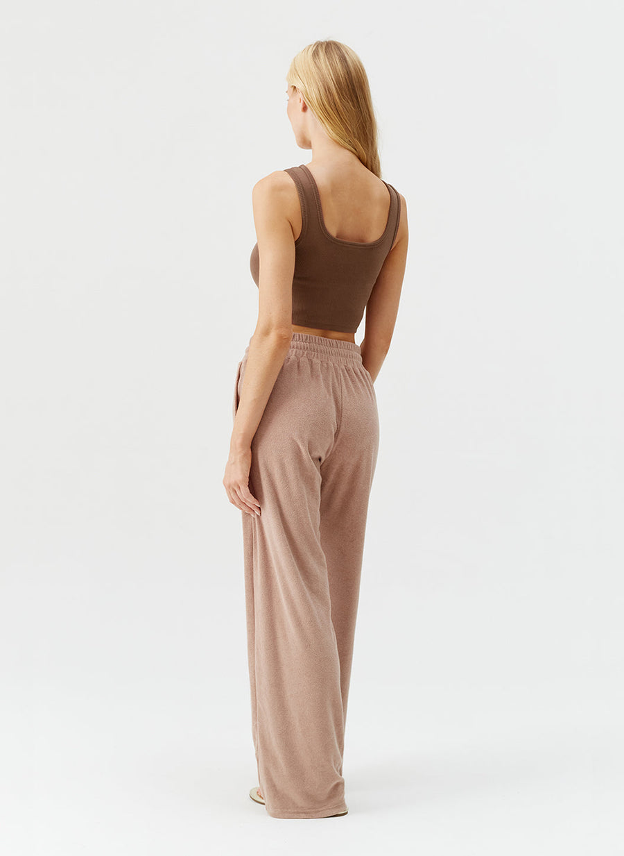 betty-almond-trouser_model_2025_B 