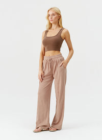 betty-almond-trouser_model_2025_F 