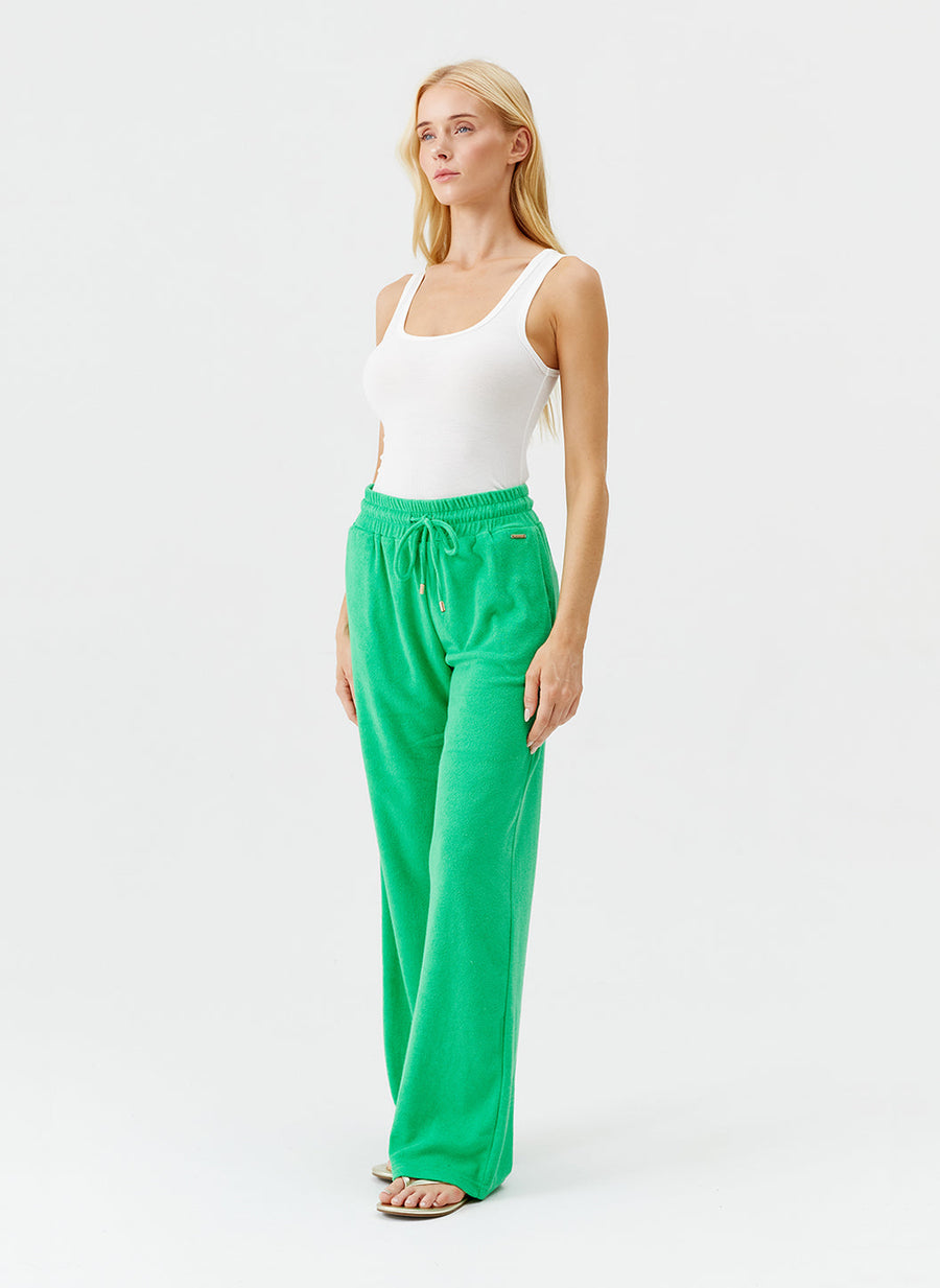 betty-green-trouser_model_2025_F_2 