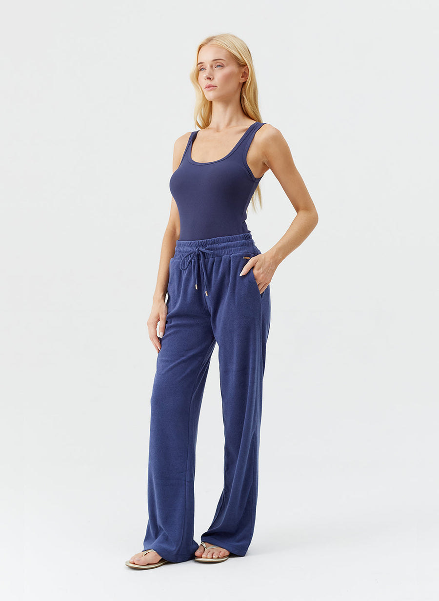 betty-navy-trouser_model_2025_F 