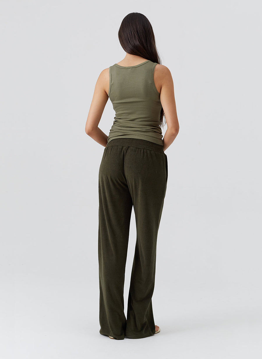 betty-olive-trousers_model_2026_B 