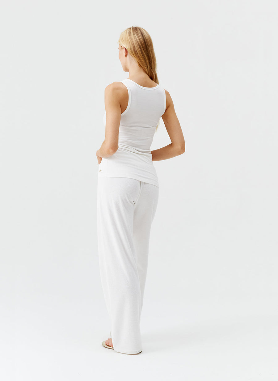 exclusive-cora-white-ribbed-vest-top_model_2025_B 