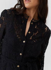 leila-black-dress_model_2026_closeup 