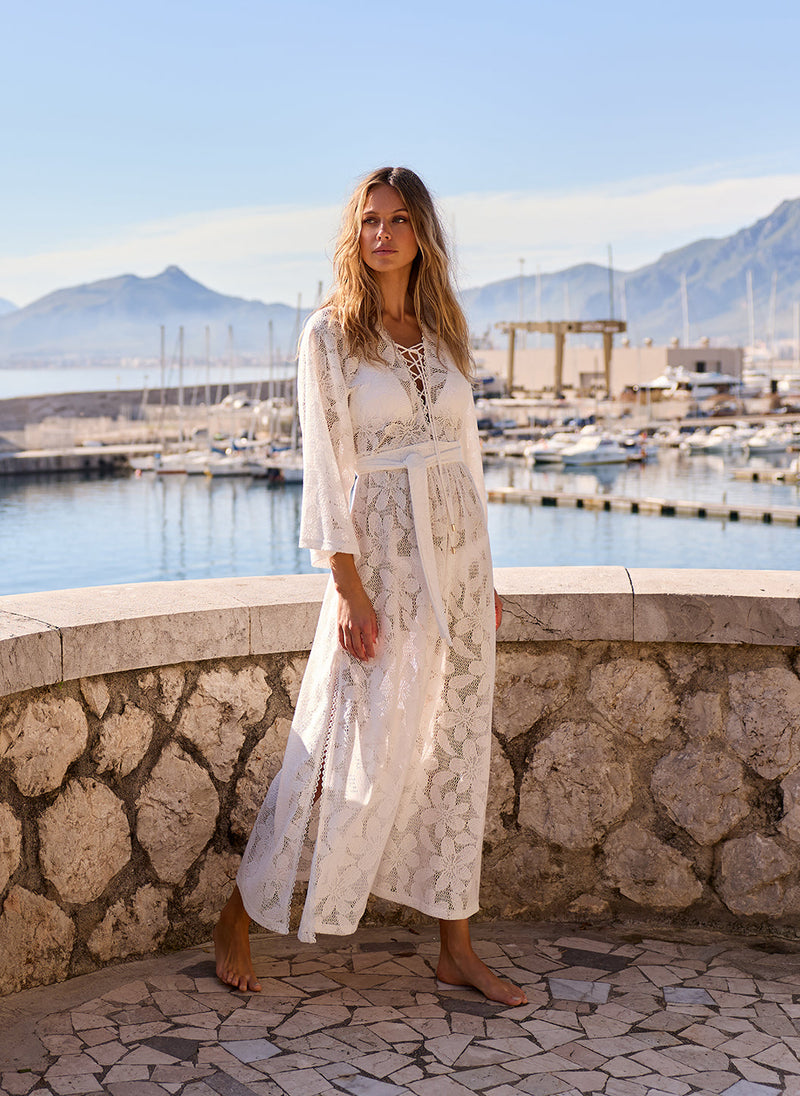 nina-white-flowers-kaftan_lifestyle_2027 