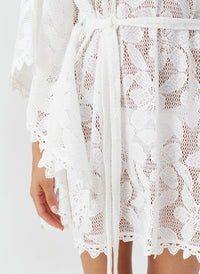 petra-white-flowers-kaftan_models_2027_closeup 