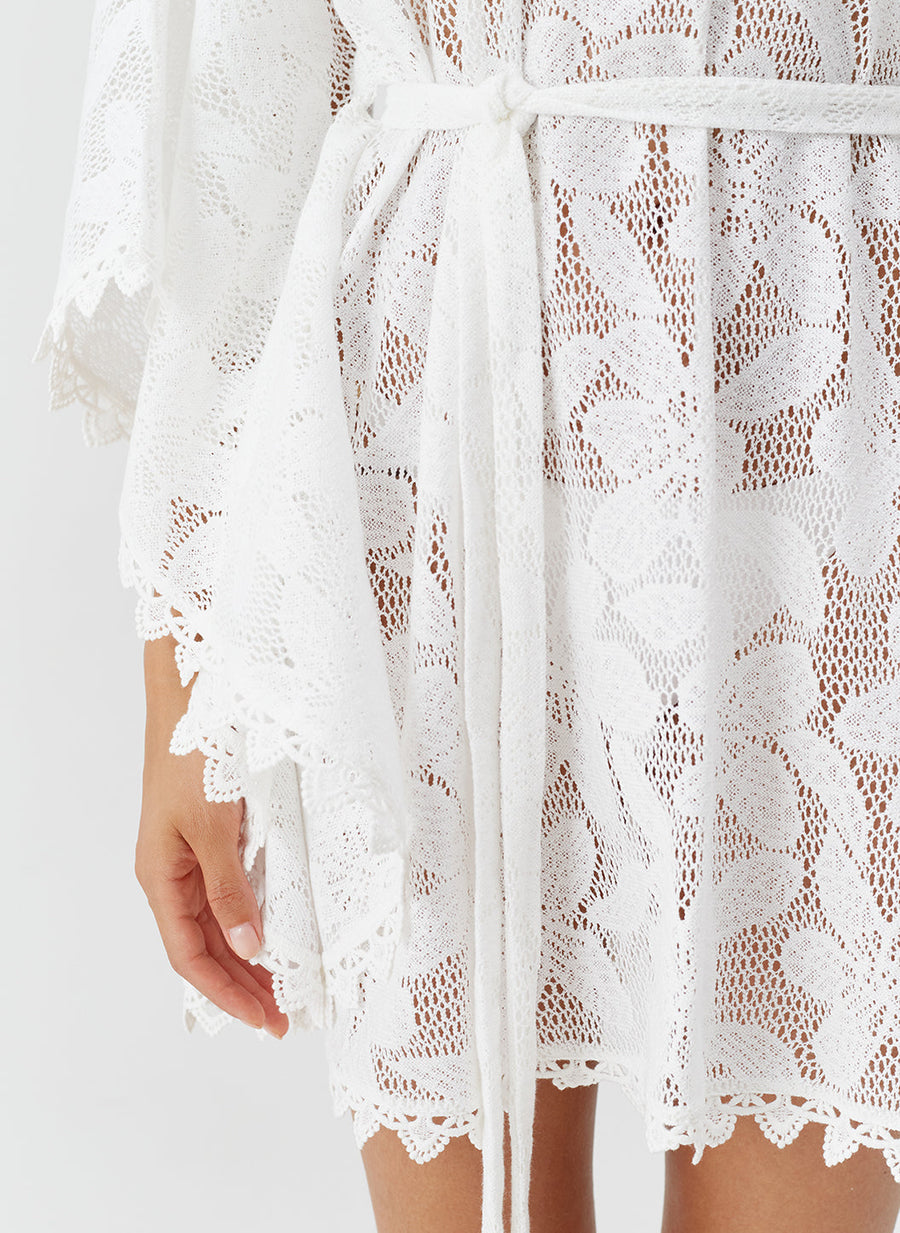 petra-white-flowers-kaftan_models_2027_closeup 