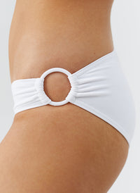 phoenix-white-bikini_closeup_2025_2 