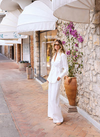 serena-white-trousers_lifestyle_2026 