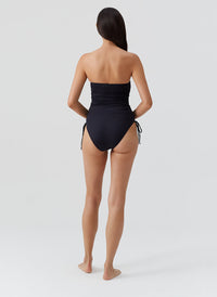 sydney-black-swimsuit_model_2026_B 