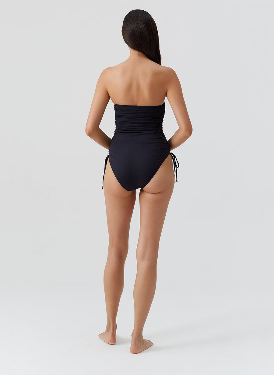 sydney-black-swimsuit_model_2026_B 